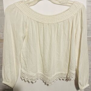 Cape Ruby Medium Crop top. White. Elasticized collar/sleeves. Lace hem. Hot day.